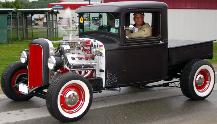 This 32 pickup owned by fellow HAMB member Hotrodprimer is sitting on